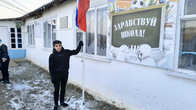 Еженедельная церемония 10 февраля 2025 года перед началом учебных занятий провели еженедельную церемонию поднятия государственного флага и исполнения гимна Российской Федерации в МКОУ "Джульджагская СОШ". Почетное право поднять флаг Российской Федерации п.
