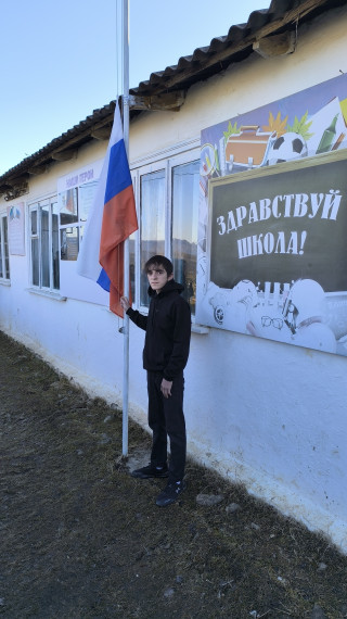 Еженедельная церемония 10 марта 2025 года перед началом учебных занятий провели еженедельную церемонию поднятия государственного флага и исполнения гимна Российской Федерации в МКОУ "Джульджагская СОШ"..