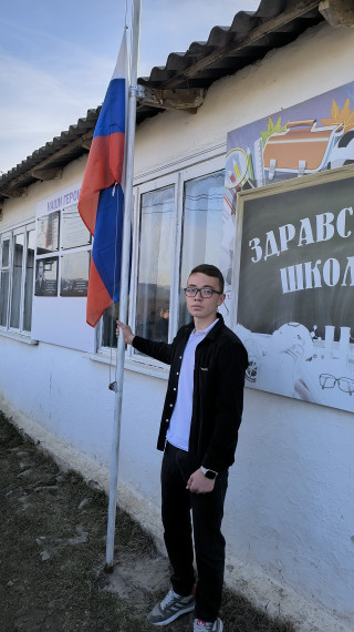 Еженедельная церемония 17 марта 2025 года перед началом учебных занятий провели еженедельную церемонию поднятия государственного флага и исполнения гимна Российской Федерации в МКОУ "Джульджагская СОШ"..